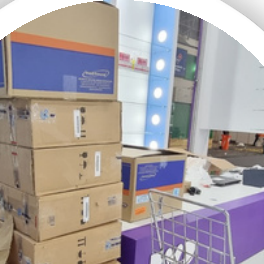 Equipamentos de rede sendo preparados para instalação no estande